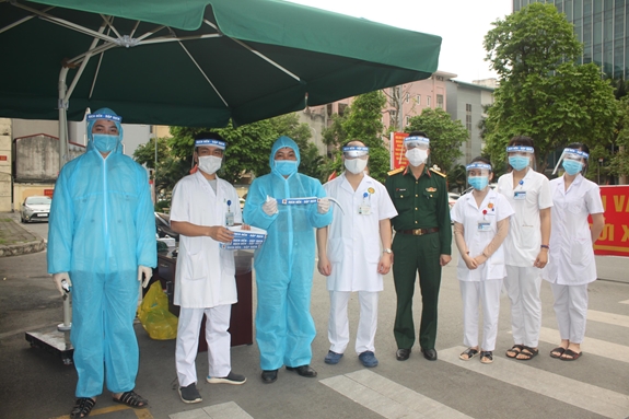 Bệnh viện Quân y 354: Chế tạo thành công mũ chắn giọt bắn phòng, chống dịch